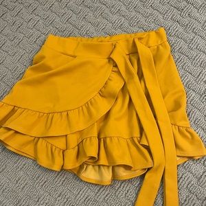 Lively mustard yellow skort. Size xs-s!